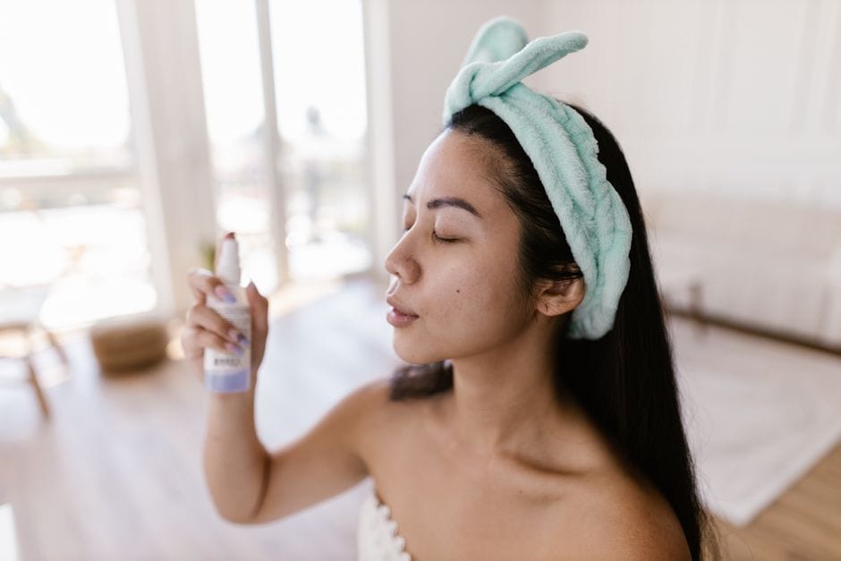Brume hydratante : un vrai soin ou un simple geste plaisir ?
