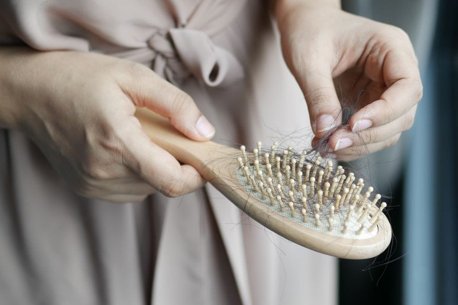 Chute de cheveux d'automne : comprendre et limiter la casse