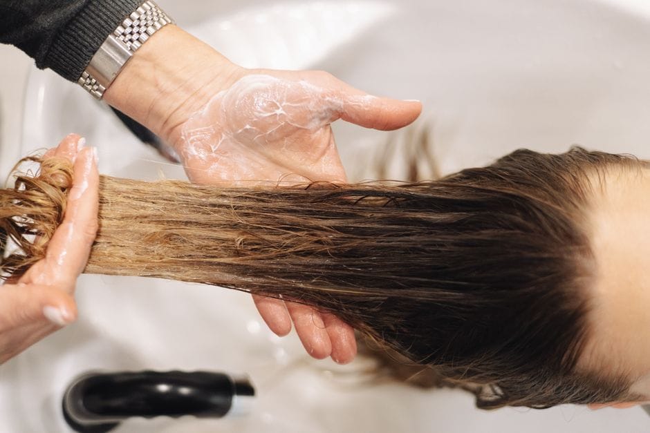 Cuir chevelu sec et pellicules : retrouver l'équilibre