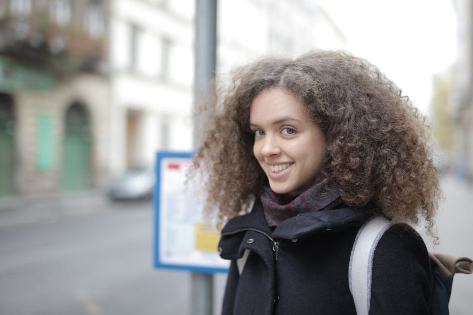 Cheveux bouclés : la méthode pour des boucles définies