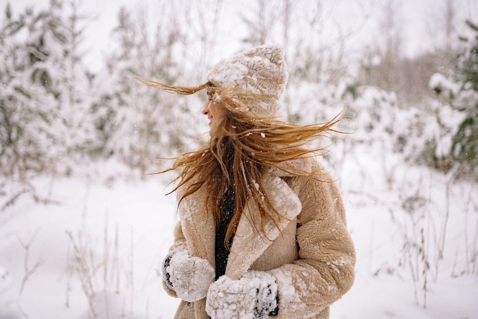 Protéger ses cheveux du froid : le guide de l'hiver