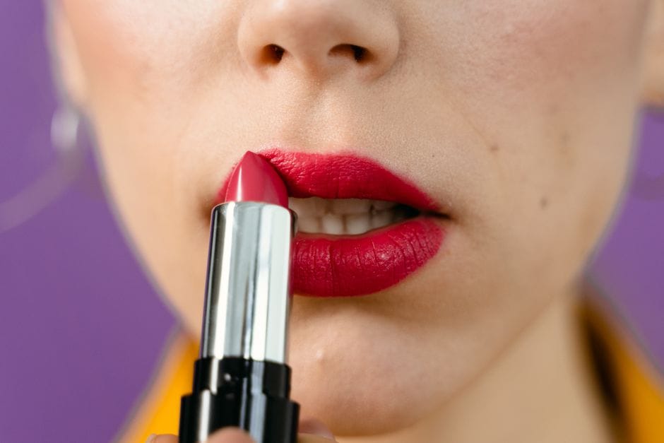 Rouge à lèvres longue tenue : les astuces pour qu'il ne file pas