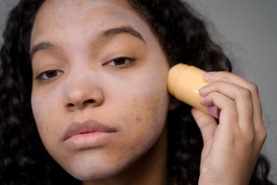 Imperfections à l'âge adulte : la routine qui calme le jeu