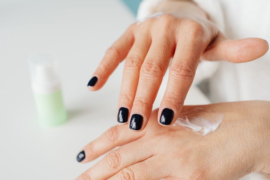 Les mains trahissent l'âge avant le visage : le soin que presque personne ne fait vraiment