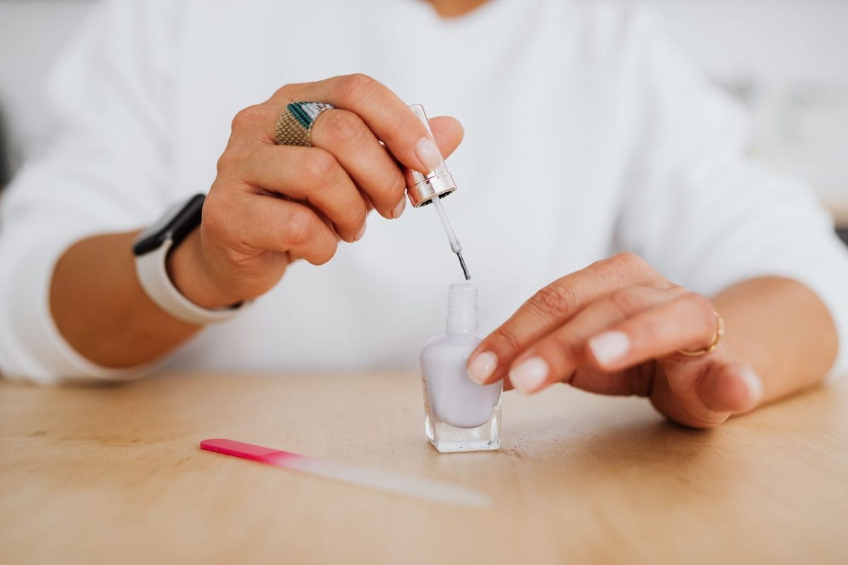 Manucure d'été : sauver ses ongles du chlore, du soleil et de la transpiration