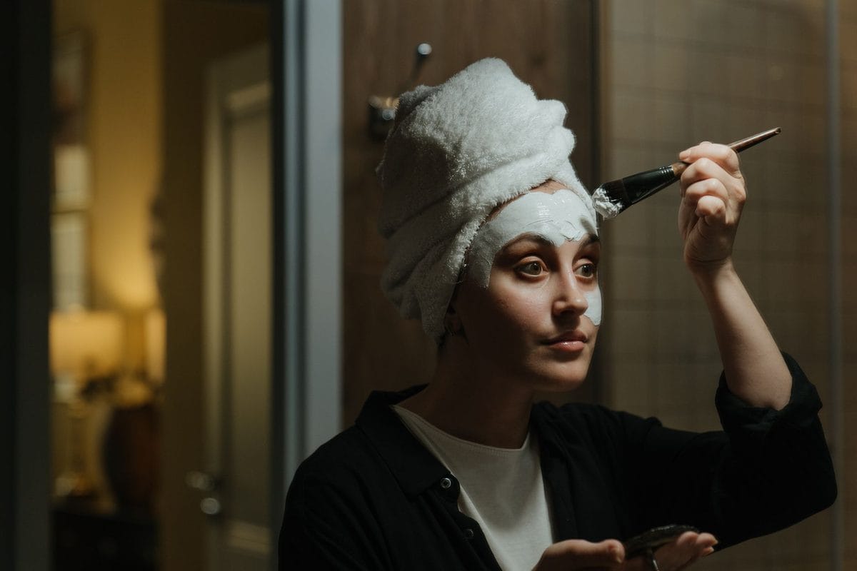 Cheveux abîmés par le soleil : le protocole de réparation avant la rentrée