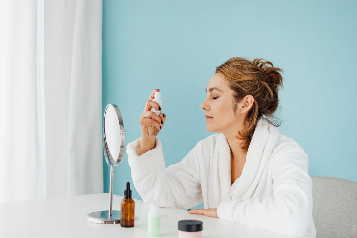 Maquillage d'été qui tient vraiment : le protocole anti-fonte par forte chaleur