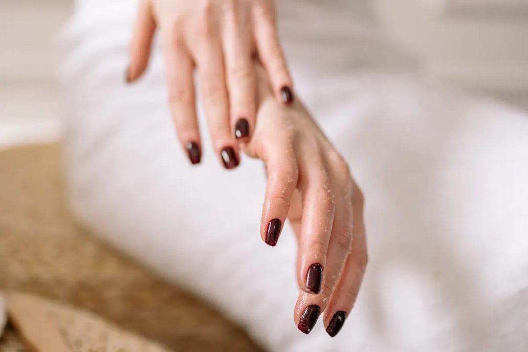 Vernis à ongles rétro pour la rentrée : le bordeaux, le caramel et la prune reprennent leurs droits