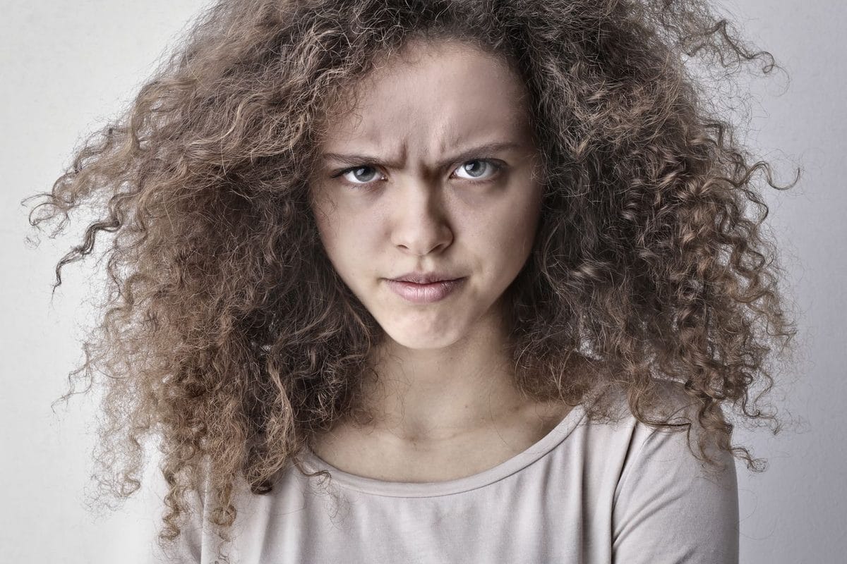 Frisottis d'automne : pourquoi vos cheveux gonflent avec l'humidité