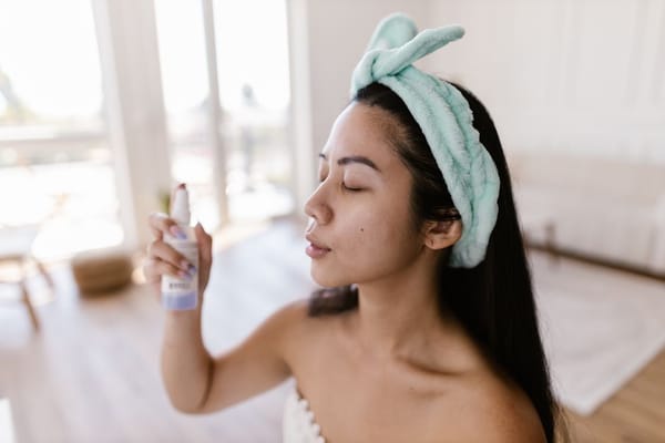 Brume hydratante : un vrai soin ou un simple geste plaisir ?