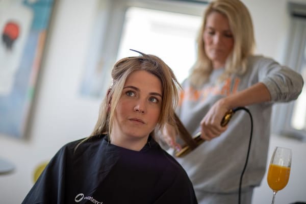 Brushing maison : réussir un coiffage de salon chez soi