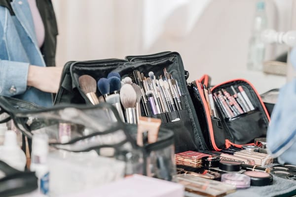 Beauté en voyage : l'essentiel dans une trousse minimaliste