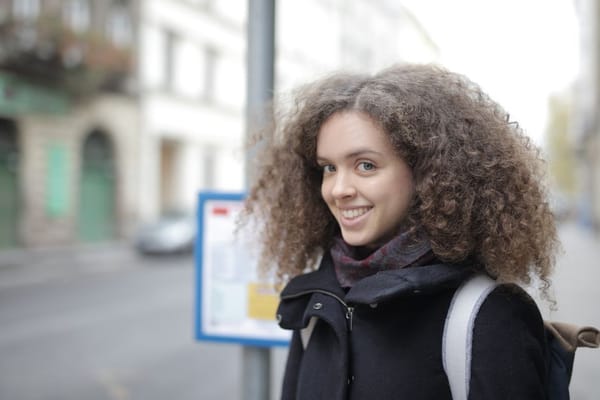 Cheveux bouclés : la méthode pour des boucles définies
