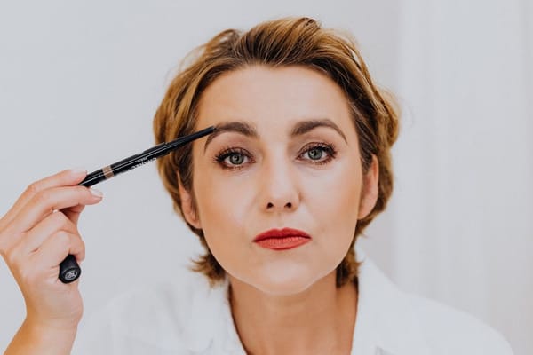 Sourcils : structurer le regard sans en faire trop