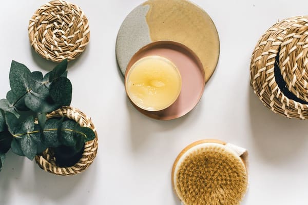 Gommage corps maison au sucre : une peau douce avant l'été