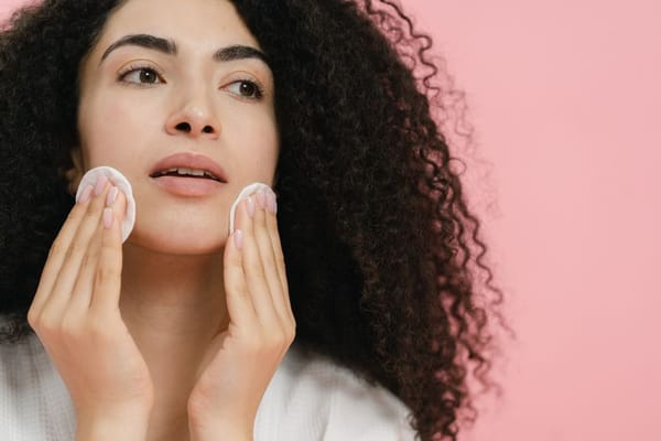 Se démaquiller en douceur : le geste qui protège la peau
