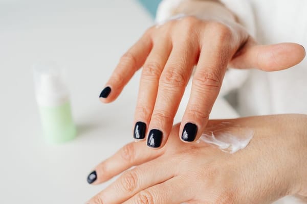 Les mains trahissent l'âge avant le visage : le soin que presque personne ne fait vraiment