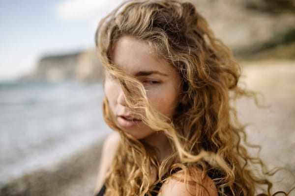 Cheveux abîmés par le sel, le chlore et le soleil : comment réparer les dégâts de l'été