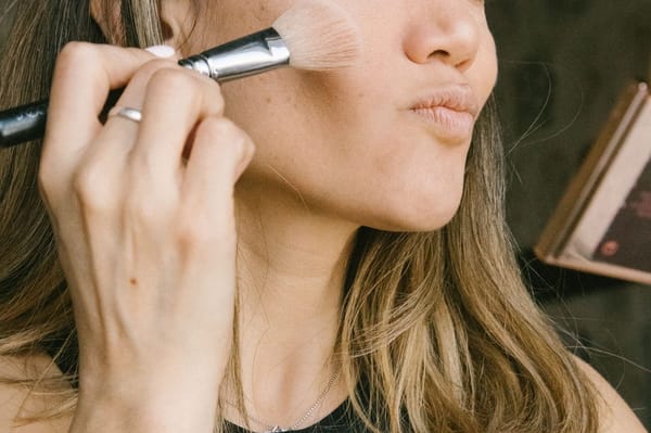 Maquillage longue tenue : les gestes qui le font vraiment résister à la chaleur et à la transpiration
