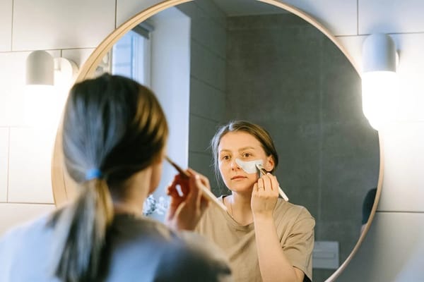 Le rituel du soir en été : réparer la barrière cutanée après la chaleur, la climatisation et l'écran solaire