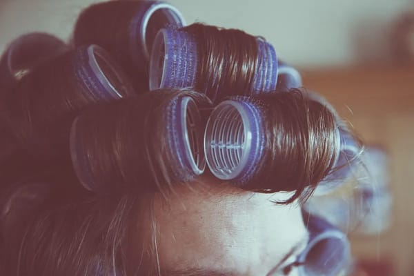 Les ondulations à froid : la technique de coiffage vintage qui sculpte sans chaleur