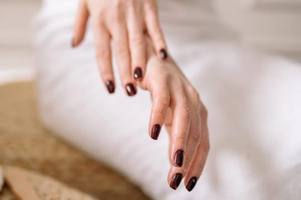 Vernis à ongles rétro pour la rentrée : le bordeaux, le caramel et la prune reprennent leurs droits