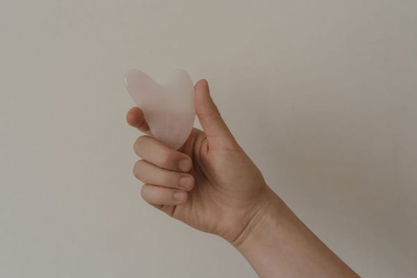 Le gua sha facial, le geste qui redessine les traits fatigués de la rentrée