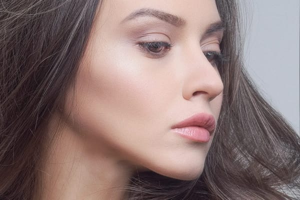 Illuminateur : le guide complet pour bien le choisir et le poser selon son type de peau
