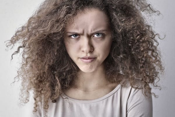 Frisottis d'automne : pourquoi vos cheveux gonflent avec l'humidité